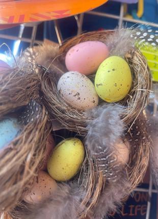 Пасхальный декор в виде гнезда с яйцами