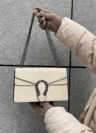 Женская сумка кросс-боди рептилия с железной подковой белая