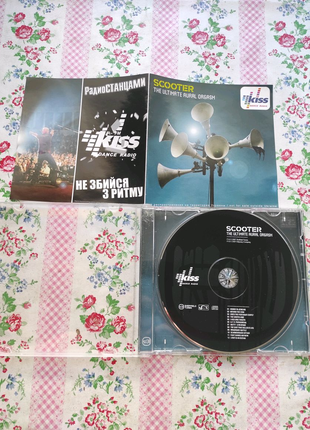 Музичні CD диски з альбомами.