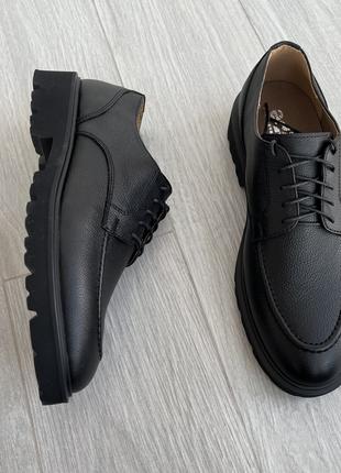 Кожаные черные туфли на массивной подошве. 40 – 45 размер