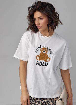 Трикотажная футболка с фактурным медвежонком и надписью - моло...