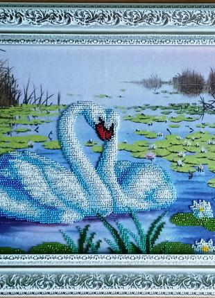 Вышитая бисером картина Лебеди ручной работы в рамке
