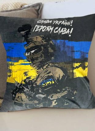 Подушка патриотическая 3D Герой Украины 2695_D 12683 35х35 см