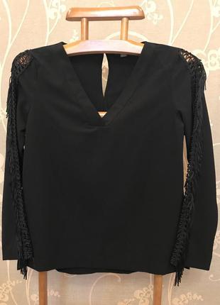 Очень красивая и стильная блузка чёрного цвета.