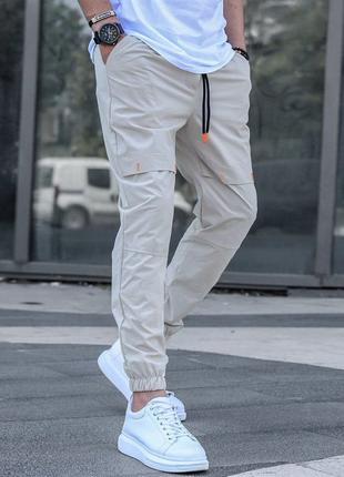 Классные мужские брюки с яркими петлями и шнурком молочный