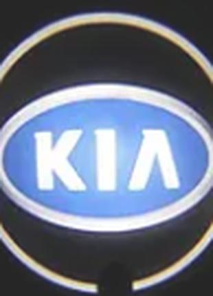 Лазерная подсветка на двери автомобиля с логотипом KIA