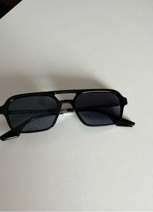 Сонцезахисні окуляри в чорному кольорі