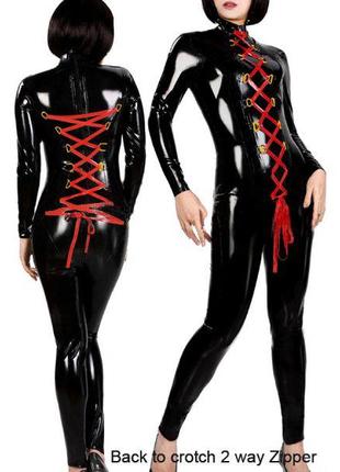 Черный виниловый костюм с двойной красной шнуровкой 18+