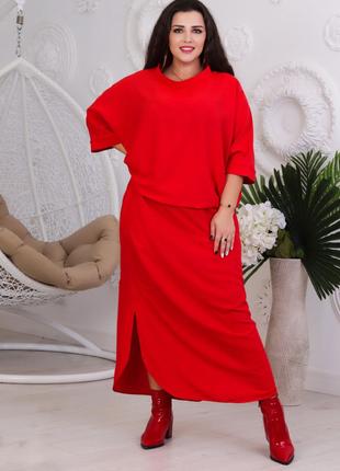 Женский костюм из длинной юбки и свободной кофты красного цвет...