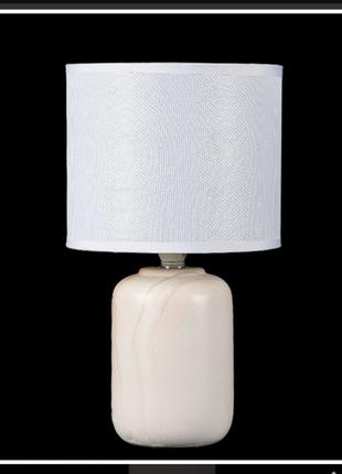 Настільна лампа з абажуром
