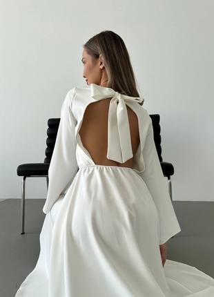 Біла вечірня сукня міді з відкритою спиною