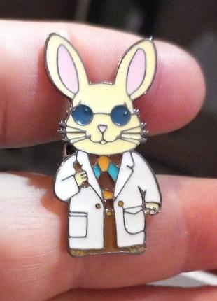 Брошь брошка значок пин заяц кролик в белом халате врач доктор...