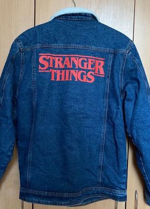 Продам джинсову  куртку емблемою серіалу Stranger Things