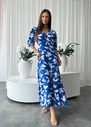 Красивое длинное платье в стильный цветочный принт синий