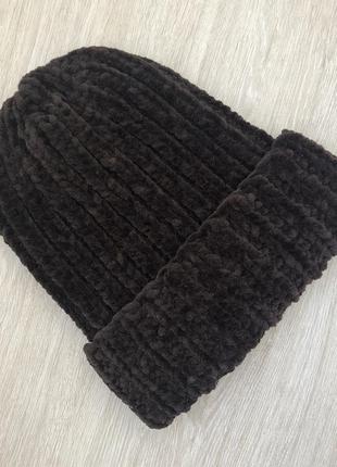 Велюровая шапка темно-коричневого цвета ручной вязки