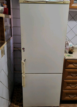 Холодильник Сandy   двухкамерный в отличном рабочем состоянии.