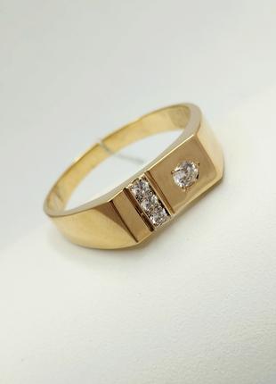 Золотая печатка перстень с цирконием