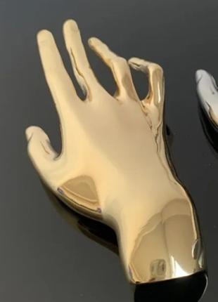 Велика красива брошка брошка рука людини золотистий метал