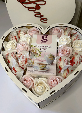Подарочный бокс в деревянной коробке в форме сердца с чаем, розам