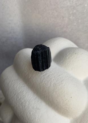Шерл необроблений натуральний 17*19*12 мм камінь чорний турмалін.