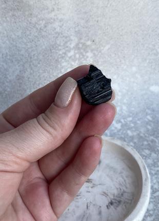 Шерл необроблений натуральний 15*15*14 мм камінь чорний турмалін.