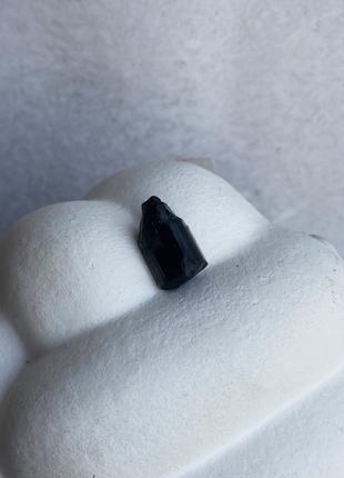 Шерл необроблений натуральний 16*10*9 мм камінь чорний турмалін.