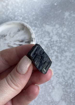 Шерл необроблений натуральний 24*16*14 мм камінь кристал чорни...