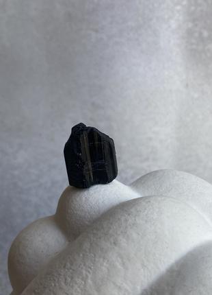 Шерл необроблений натуральний кристал 20*17*12 мм камінь чорни...
