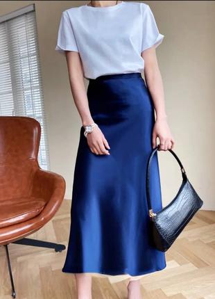 Красивая шелковая юбка длиной миди синий
