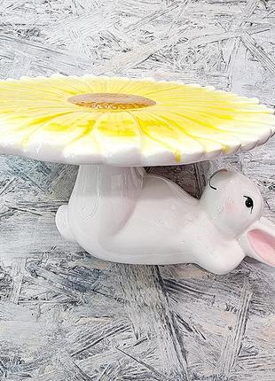 Подставка для кулича/торта керамическая «Кролики с цветком», 2...