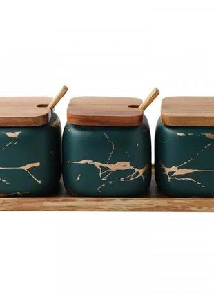Набор керамических банок для приправ на деревянной подставке з...