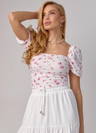 Короткая блуза-топ в цветочек - белый с розовым цвет, M