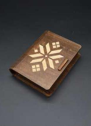 Дерев'яна скринька-книга з фанери з різьбленням орнамент для г...