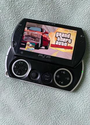 Портативна приставка PSP GO