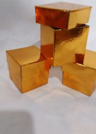 Коробка подарочная, картонная, золотого цвета размером 5/5/5 см.
