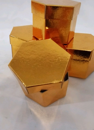 Коробка подарункова, золотого кольору шестигранна,висота 6 див.
