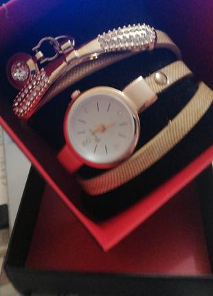 Наручные женские часы с бежевым ремешком в подарочной коробке
