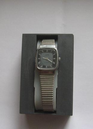 Женские часы ЗАРЯ 2009 новые в упаковке с браслетом