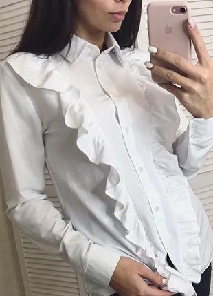 Белая рубашка блузка с воланами рюшами
