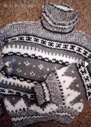 Теплый вязаный объемный свитер