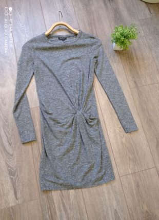 Теплое облегающее трикотажное серое меланж платье с драпировкой