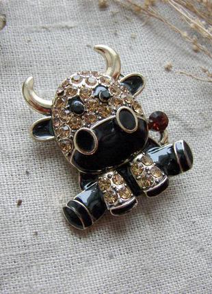 Мила брошка у вигляді бика-символу року. бронзовий колір чорний