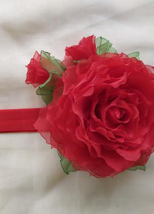 Шикарна яскрава повязочка з червоною трояндою, квіти з шифону