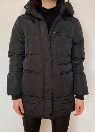 Женская зимняя куртка на меху с капюшоном черная