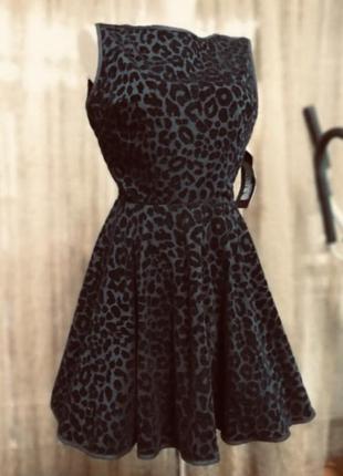 Платье с пышной юбкой пачкой вырезок на спине бархатный принт