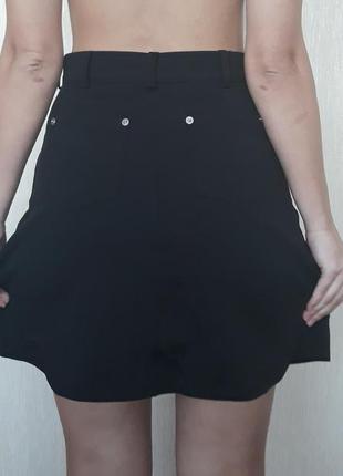 Черная короткая юбка, классическая юбка, подчеркивающая талию ...