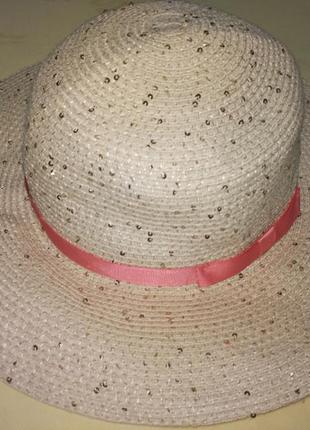 Солом'яний капелюх з широкими полями і паєтками
