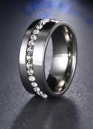 Стильное кольцо с кристаллами,