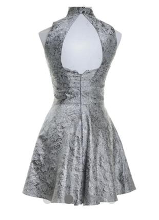 Платье из серебристой парчи с вырезом на спине и пышной юбкой