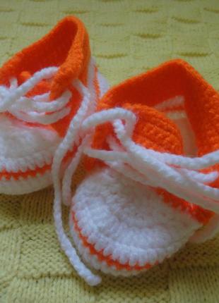 Красивые оранжевые вязанные пинетки кеды кроссовки
